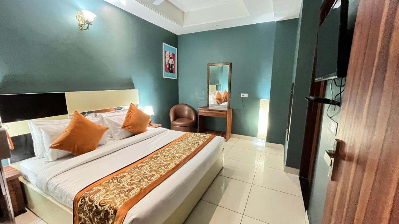 Qotel Hotel Church House Rohini Sector 15 デリー エクステリア 写真